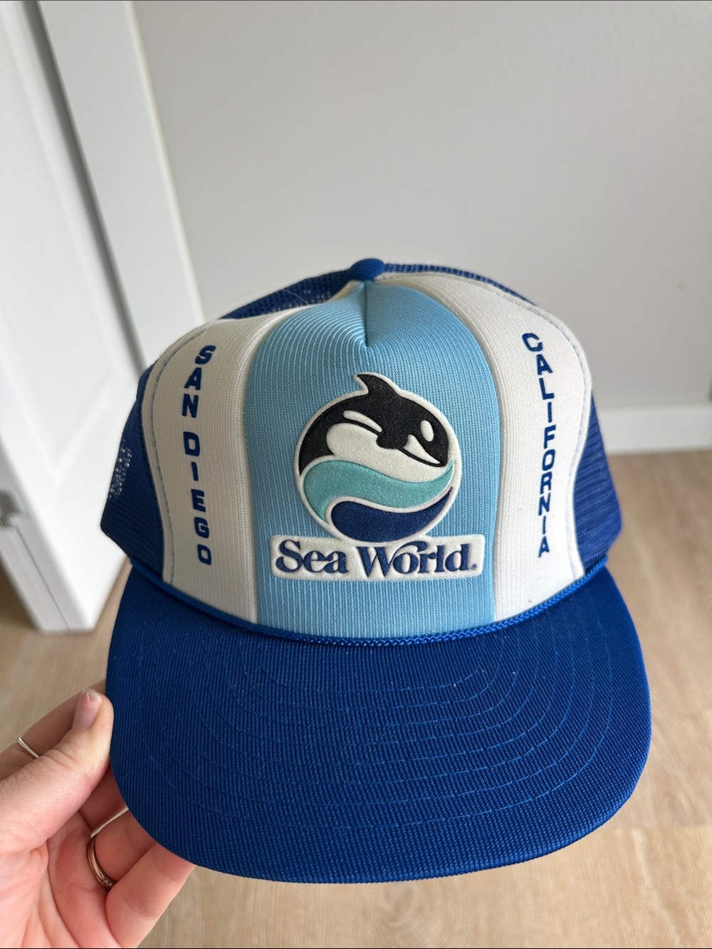 Vintage 1988 SeaWorld San Diego CA Trucker Hat Orca Mesh Snapback Blue USA Cap